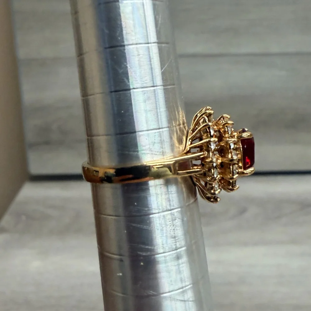 Elegant Gold and Red Gemstone Ring 18k